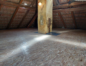 Zateplení stropu patrového rodinného domu pomocí foukané izolace